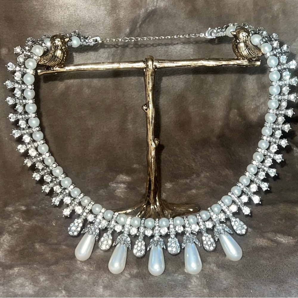 ELEGANT PERAL AND STONE NECKLACE